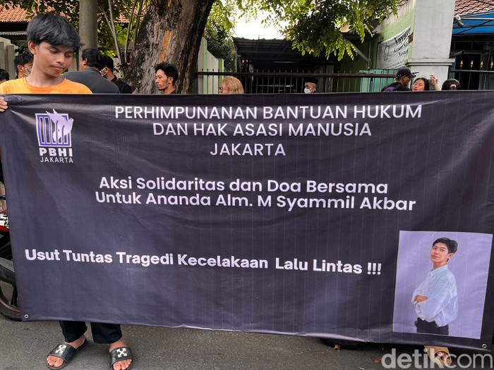 Aksi solidaritas di TKP kecelakaan Muhammad Syamil Akbar digelar Rabu (19/4/2023) di Perempatan Ragunan, Jakarta Selatan.
