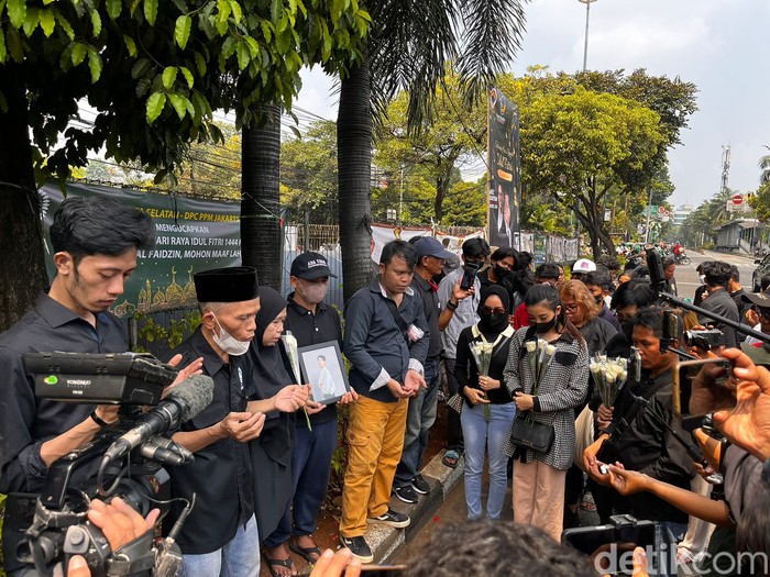 Aksi solidaritas tabur bunga di TKP kecelakaan Muhammad Syamil Akbar Aksi solidaritas tabur bunga di TKP kecelakaan Muhammad Syamil Akbar digelar pada Rabu (19/4/2023).