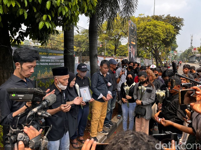 Aksi solidaritas tabur bunga di TKP kecelakaan Muhammad Syamil Akbar Aksi solidaritas tabur bunga di TKP kecelakaan Muhammad Syamil Akbar digelar pada Rabu (19/4/2023).
