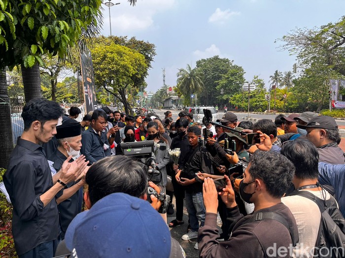 Aksi solidaritas tabur bunga di TKP kecelakaan Muhammad Syamil Akbar Aksi solidaritas tabur bunga di TKP kecelakaan Muhammad Syamil Akbar digelar pada Rabu (19/4/2023).