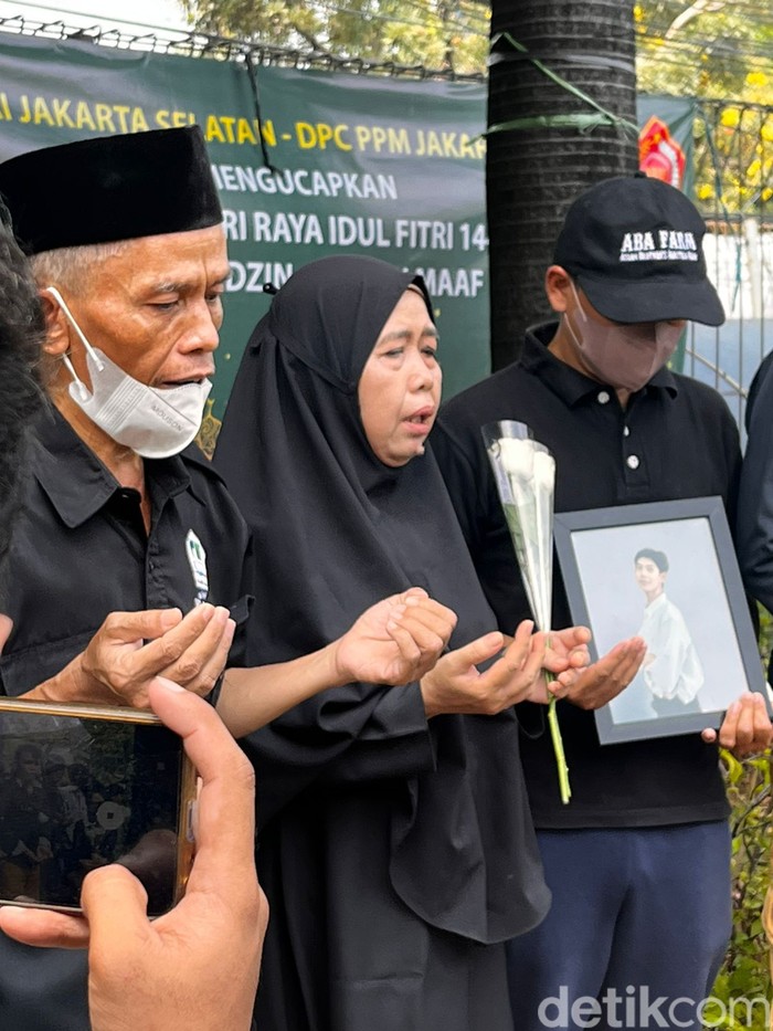 Aksi solidaritas tabur bunga di TKP kecelakaan Muhammad Syamil Akbar Aksi solidaritas tabur bunga di TKP kecelakaan Muhammad Syamil Akbar digelar pada Rabu (19/4/2023).