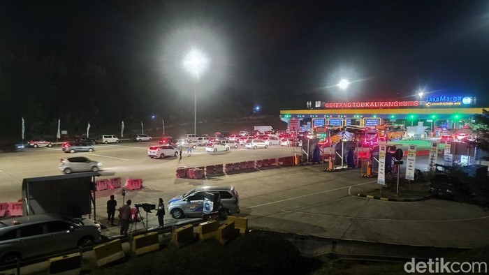Antrean kendaraan di GT Kalikangkung, Semarang, Rabu (19/4/2023) pukul 18.55 WIB.