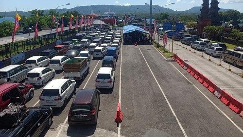Antrean pemudik di Pelabuhan Gilimanuk, Jembrana, Bali, Rabu (19/4/2023).