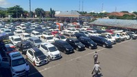 Antrean pemudik mobil saat menunggu giliran masuk kapal di area parkir Pelabuhan Gilimanuk, Rabu (19/4/2023).