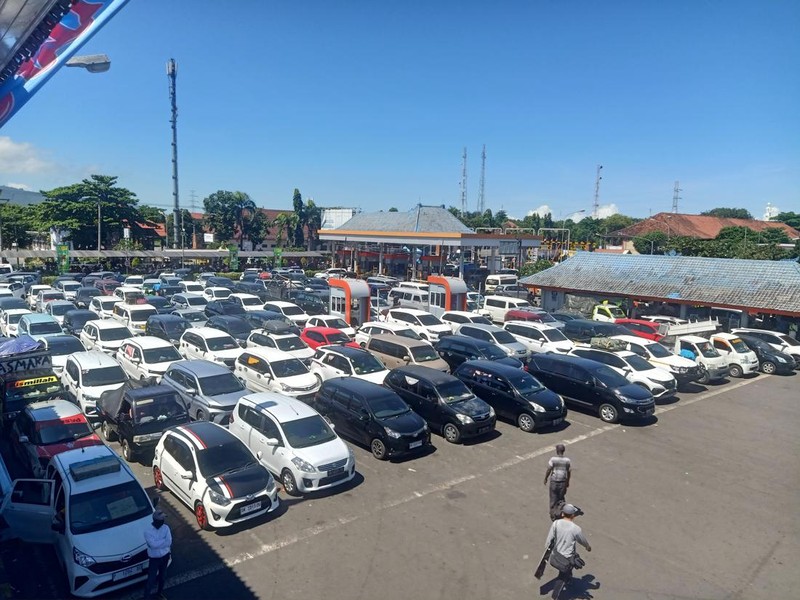 Antrean pemudik mobil saat menunggu giliran masuk kapal di area parkir Pelabuhan Gilimanuk, Rabu (19/4/2023).