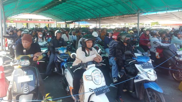 Antrian pemudik motor di Pelabuhan Gilimanuk, Jembrana, Bali, Rabu (19/4/2023).