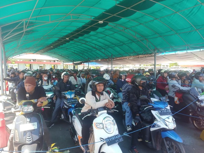 Antrian pemudik motor di Pelabuhan Gilimanuk, Jembrana, Bali, Rabu (19/4/2023).