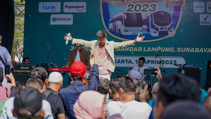 Antusias Mudik Lebaran 2023 Kian Meningkat Antusiasme masyarakat pada mudik Lebaran 2023 dinilai kian meningkat oleh pemerintah. Diprediksi pergerakan masyarakat mencapai 123,8.