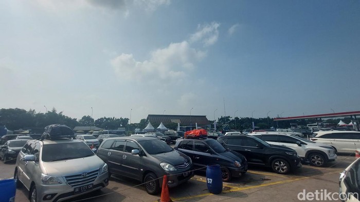 Area istirahat atau rest area di Km 57 Tol Japek pun terpantau padat (Rumondang Naibaho/detikcom)