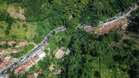 Foto udara sejumlah kendaraan terjebak kemacetan di jalur Nagreg menuju Tasikmalaya, Kabupaten Bandung, Jawa Barat, Rabu (19/4/2023).