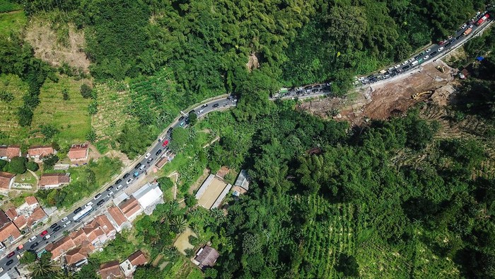 ARUS MUDIK DI JALUR NAGREG Foto udara sejumlah kendaraan terjebak kemacetan di jalur Nagreg menuju Tasikmalaya, Kabupaten Bandung, Jawa Barat, Rabu (19/4/2023). Kapolresta Bandung Kombes Pol Kusworo Wibowo menyatakan, puncak arus mudik di Jalur Nagreg menuju Garut dan Tasik akan terjadi pada H-3 hingga H-2 Lebaran pada pagi dan malam hari. ANTARA FOTO/Raisan Al Farisi/YU