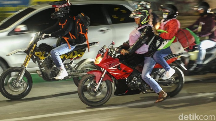 Arus mudik di Jalan Raya Pantura, Tambun, Bekasi, Rabu (19/4/2023) mulai teras, Sejumlah pemudik yang didominasi motor mulai memadati jalan.