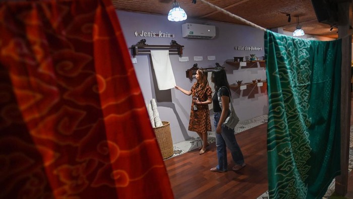 Berkunjung ke Museum Batik Cirebon, Alternatif Wisata Saat Mudik Pengunjung mengamati kain-kain batik beragam corak koleksi Trupark Museum di kawasan Sentra Batik Trusmi, Cirebon, Jawa Barat, Senin (17/4/2023). Museum yang memiliki koleksi-koleksi terkait sejarah Cirebon dan batik khas Trusmi tersebut menjadi salah satu destinasi wisata alternatif bagi pemudik Lebaran yang melintas di jalur Pantura dan Tol Trans Jawa. ANTARA FOTO/Aditya Pradana Putra/foc.