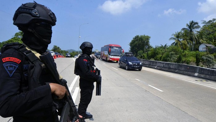 Dua personel Brimob berjaga di pintu masuk pelabuhan Bakauheni Lampung Selatan, Lampung, Rabu (19/4/2023). Kepolisian Daerah Lampung menyiapkan 83 posko pengaman dengan melibatkan 4.664 personel yang bertugas menjaga selama arus mudik Lebaran 2023 di Provinsi Lampung. ANTARA FOTO/Ardiansyah/YU