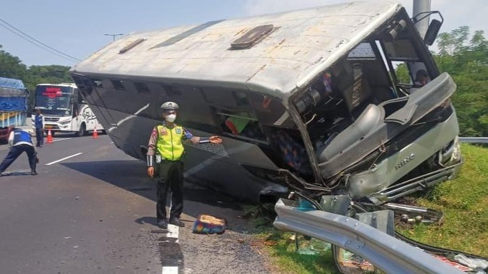 Bus terguling di tol porong waru tepat di exit tol sidoarjo terguling timpa mobil