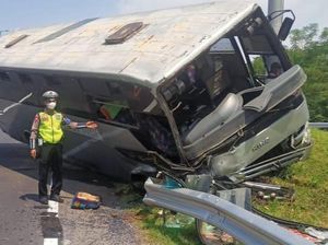 Petaka Sopir Ugal-ugalan Berujung Bus Terguling Timpa Calya di Tol Sidoarjo