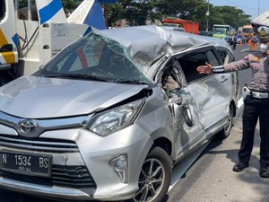 Nahas Warga Malang Hendak Jemput Anak di Juanda Malah Mobil Tertimpa Bus