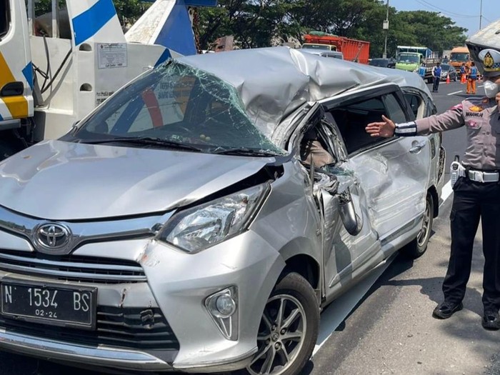 Bus terguling di tol porong waru tepat di exit tol sidoarjo terguling timpa mobil