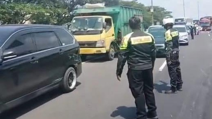 bus teruling timpa mobil cayla di tol porong waru sidoarjo