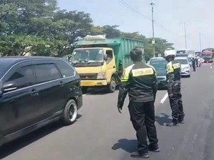 Bus Terguling Timpa Calya di Exit Tol Sidoarjo, Lalin Sempat Tersendat