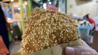 Roti goreng dari Cakue Peneleh ini memiliki ukuran yang besar dengan topping biji wijen melimpah. Tekstur roti goreng ini juga cukup lembut, rasanya agak manis dan aroma gurih dari wijen membuatnya istimewa. Foto: detikFood/Yenny Mustika Sari