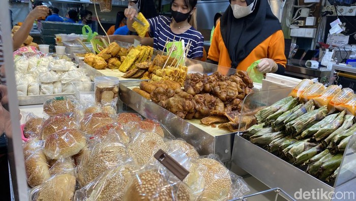 Cakue Peneleh, gerai jajanan paling terkenal di Pasar Atom Surabaya