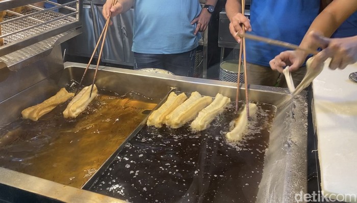 Cakue Peneleh Cakue Peneleh, gerai jajanan paling terkenal di Pasar Atom Surabaya