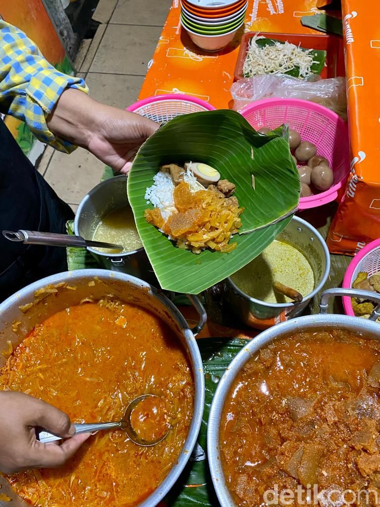 Sedang mencari kuliner malam yang enak di Semarang?  Kunyah saja nasi ayam Puan Wido