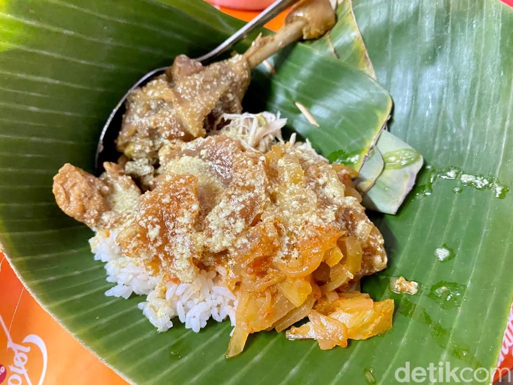 Cari Kuliner Malam Enak di Semarang? Jajan Saja Nasi Ayam Bu Wido