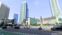 Kondisi lalu lintas di Bundaran HI juga tampak lengang. Hanya ada sejumlah kendaraan yang melintas (Wildan N/detikcom)