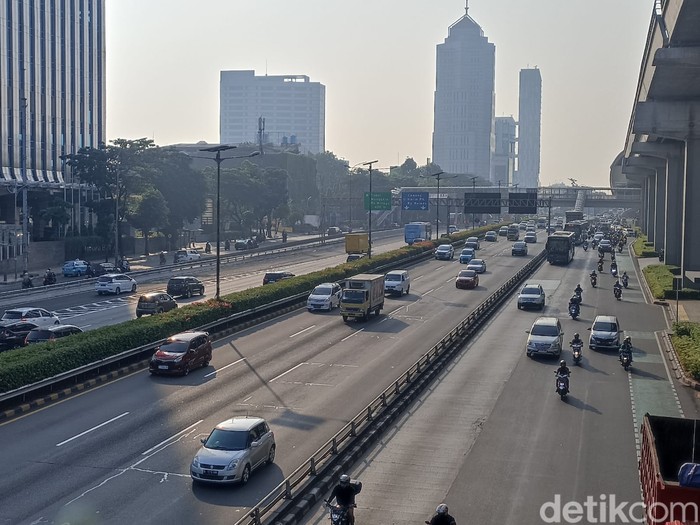 Cuti bersama hari raya Idul Fitri 2023 dimulai sejak hari ini. Lalu lintas jalanan di DKI Jakarta pun terlihat lengang saat cuti bersama. (Wildan N/detikcom)