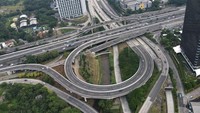 Foto udara ini memperlihatkan pengendara yang melintas di jalanan Jakarta yang biasanya ramai, Rabu (19/4/2023). Kini terpantau ramai lancar bahkan lengang.