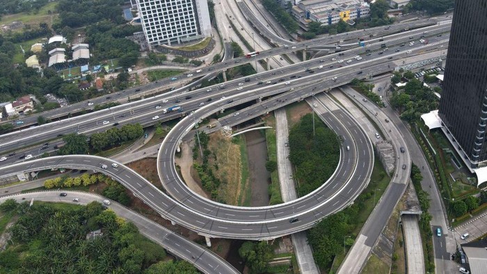 This aerial picture shows motorists commuting on usually busy roads in Jakarta on April 19, 2023, as people travel home to celebrate Eid al-Fitr which marks the end of the holy month of Ramadan. (Photo by BAY ISMOYO / AFP) (Photo by BAY ISMOYO/AFP via Getty Images)