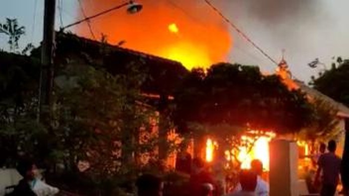 dua rumah di tuban habis terbakar