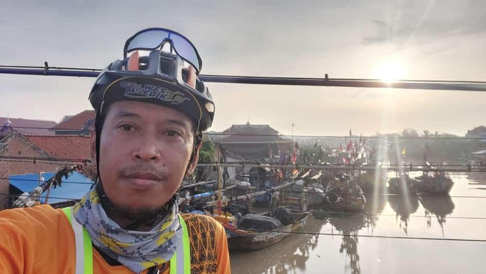 Eko Pujonarko (45) milih mudik ke Jogja dengan gowes dari Jakarta, Kamis (19/4/2023).