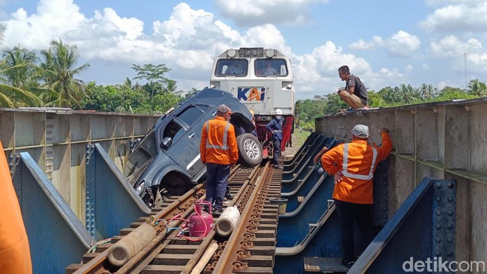Evakuasi Fortuner nyelonong ke jalur KA Sumpiuh, Banyumas, Rabu (19/4/2023).