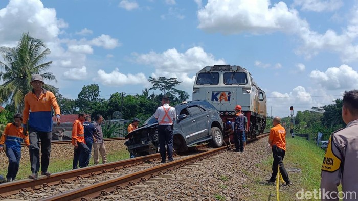 Evakuasi Fortuner nyelonong ke jalur KA Sumpiuh, Banyumas, Rabu (19/4/2023).