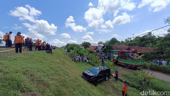 Evakuasi Fortuner nyelonong ke jalur KA Sumpiuh, Banyumas, Rabu (19/4/2023).