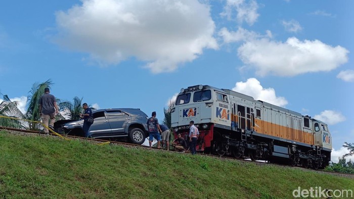 Evakuasi Fortuner nyelonong ke jalur KA Sumpiuh, Banyumas, Rabu (19/4/2023).