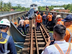 Detik-detik Ngeri Fortuner Nyelonong ke Rel KA Sumpiuh Banyumas