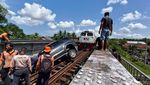 Potret Evakuasi Fortuner Angkut Pemudik Nyelonong ke Rel Sumpiuh Banyumas