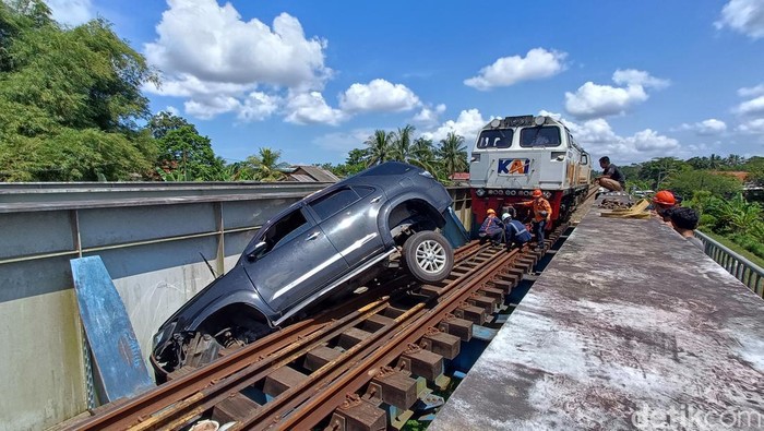 Evakuasi mobil nyelonong ke rel di Sumpiuh Banyumas, Kamis (19/4/2023).
