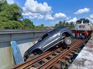 Fortuner Bawa 9 Pemudik Nyelonong Masuk Rel di Banyumas, Fotonya Bikin Kaget