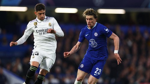 Soccer Football - Champions League - Quarter Final - Second Leg - Chelsea v Real Madrid - Stamford Bridge, London, Britain - April 18, 2023 Real Madrids Federico Valverde in action with Chelseas Conor Gallagher Action Images via Reuters/Matthew Childs