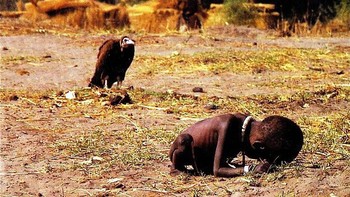Foto penuh kontroversi yang diambil dari kamera milik Kevin Carter. Menampilkan anak kecil dalam kondisi memprihatinkan di negera Sudan. Tragis, sebab lokasi sang anak ini hanya berjarak satu kilometer dari kamp makanan PBB. Untuk mempertegas kondisi miris foto tersebut, terlihat seekor burung pemakan bangkai yang dalam kondisi seolah-olah siap menerkam manusia busung lapar di depannya. Foto milik anggota Bang Bang Club ini mengguncangkan dunia dan berhasil menyabet Pulitzer 1994. Namun karena tak tahan dihujani kritikan pedas dan pertanyaan, fotografer koran The Star itu akhirnya mati bunuh diri karena depresi Foto: via steemit