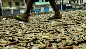 Fotografer Los Angeles Times Carolyn Cole mengambil foto mengerikan ini selama tugasnya di Liberia. Foto ini menunjukkan efek yang menghancurkan dari Perang Saudara Liberia. Selongsong peluru menutupi seluruh jalan di Monrovia. Ibukota Liberia adalah wilayah yang terkena dampak paling parah, karena merupakan tempat pertempuran sengit antara tentara pemerintah dan pasukan pemberontak. Foto: via steemit