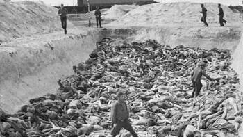 Nazi membunuh 50.000 orang di kamp Bergen-Belsen sebelum dibebaskan pada tahun 1945 (Anne Frank termasuk di antara mereka yang dibantai). Foto bertajuk Mass Grave 3 ini menunjukkan dokter Fritz Klein berdiri di antara orang mati di kuburan massal Kamp Konsentrasi. Sang dokter memutuskan apakah para tahanan harus dikirim ke kamar gas karena mereka tidak layak untuk bekerja. Dia kemudian digantung karena kekejamannya. Foto: via steemit