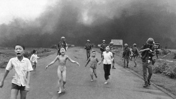 Anak-anak kecil berlarian menghindari pesawat Vietnam yang menghujani mereka dengan zat pembakar kulit Napalm. “Panaaas, Panaaas” adalah teriakan yang didengar oleh Nick Ut, fotografer kantor berita AP yang mengambil gambar ini pada 1972. Foto: via steemit