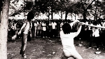 Neal Ulevich memenangkan Hadiah Pulitzer 1977 untuk serangkaian foto kekacauan dan kebrutalan di jalanan Bangkok, Thailand.  Pembantaian Universitas Thammasat terjadi pada tanggal 6 Oktober 1976. Itu adalah serangan yang sangat kejam terhadap mahasiswa yang berdemonstrasi menentang Field Marshall Thanom Kittikachorn. FMT Kittikachorn adalah seorang diktator yang berencana untuk kembali ke Thailand. Kembalinya diktator militer dari pengasingan memicu protes yang sangat keras. Pengunjuk rasa dan mahasiswa dipukuli, dimutilasi, ditembak, digantung dan dibakar sampai mati. Foto: via steemit