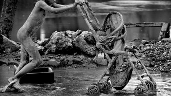 Fotografer Miami Herald Patrick Farrell menangkap gambar-gambar mengerikan dari para korban Haiti pada tahun 2008. Farrell mendokumentasikan tragedi Haiti dengan potongan gambar hitam-putih yang mengesankan. Berjudul  After the Storm, foto ini menampilkan seorang anak laki-laki yang mencoba menyelamatkan kereta bayi setelah badai tropis Hanna melanda. Foto: via steemit
